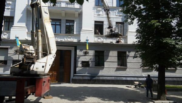 Со здания управления СБУ в Харькове сняли коммунистическую символику