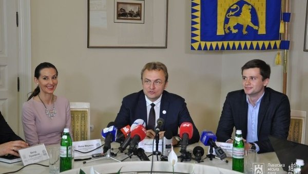 Яника Мерило и Андрей Садовый (в центре)