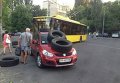Автомобиль у входа в ботсад в Киеве