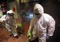Работники дезинфицируют оборудование в качестве меры предосторожности против МЕРС в караоке-зале в Сеуле