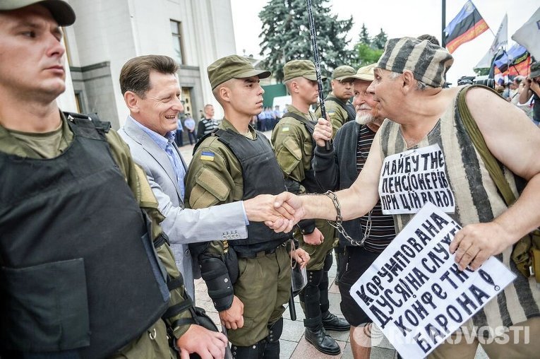 Возле Верховной Рады Украины состоялось несколько митингов, которые организовали представители профсоюзов и вкладчиков банков