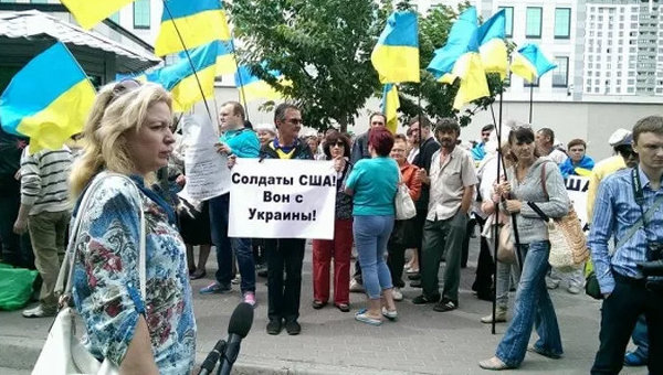 Люди требуют у посольства США в Киеве прекратить вмешиваться в дела Украины