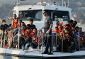 Греческий корабль береговой охраны прибыл с мигрантами после операции в порту Митилину на северо-восточном греческом острове Лесбос