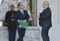 Президент Франции Франсуа Олланд беседует с министром финансов Франции Мишелем Сапином в кулуарах Елисейского дворца, Париж