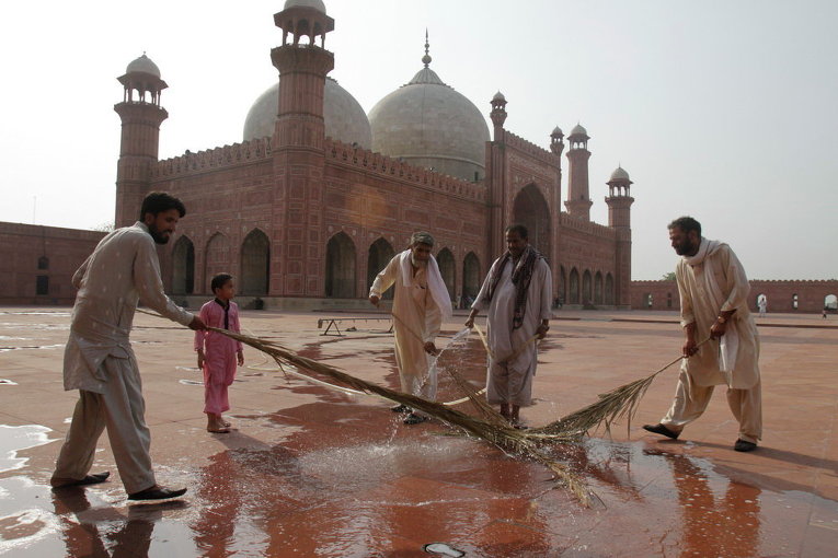 Приготовления для предстоящего месяца Рамадана в мечети в Лахоре, Пакистан