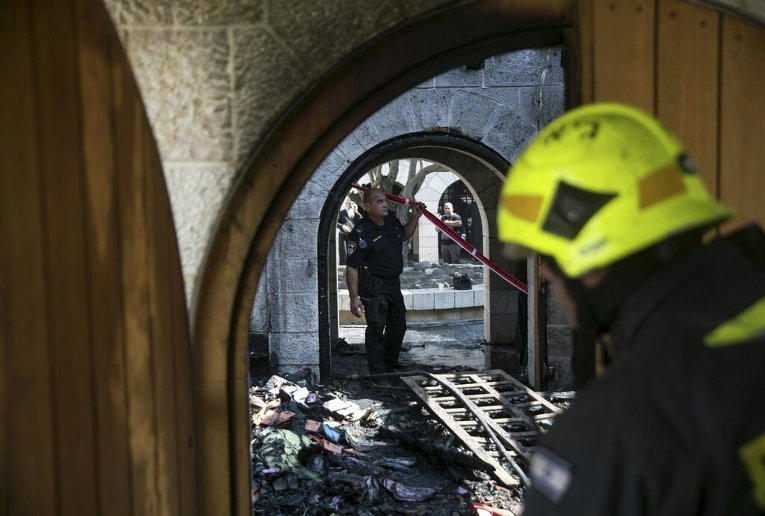 Последствия пожара в католической церкви на севере Израиля