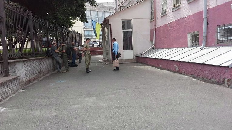 Под Шевченковским райсудом Киева, куда доставлены подозреваемые в убийстве Бузины