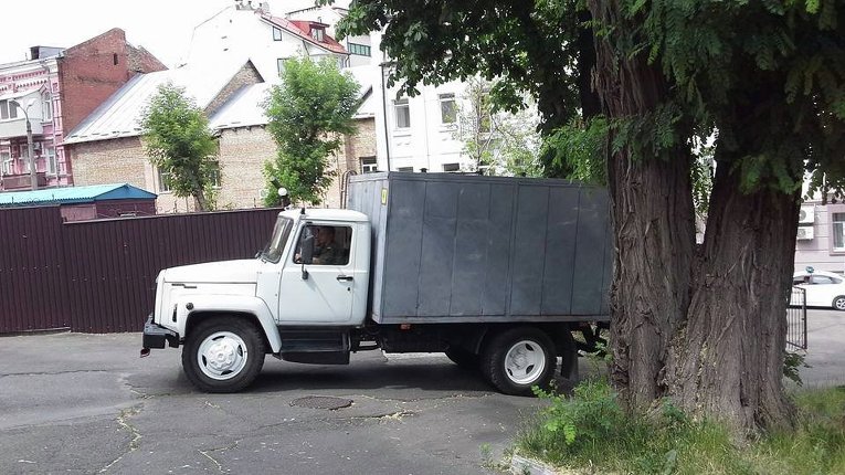 Автозак под Шевченковским райсудом Киева, куда доставлены подозреваемые в убийстве Бузины