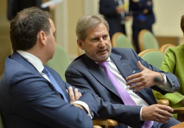Еврокомиссар Йоханнес Хан во время визита в Украину 18 июня 2015 г.