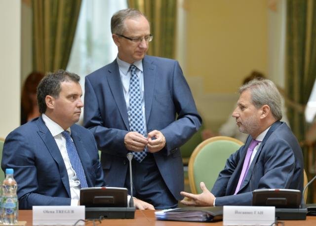 Глава Минэкономики Айварас Абромавичус и еврокомиссар Йоханнес Хан 18 июня 2015 г.