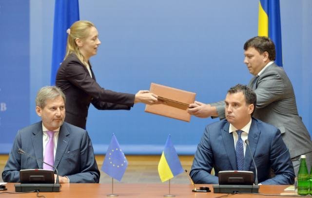 Еврокомиссар Йоханнес Хан во время визита в Украину 18 июня 2015 г.