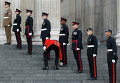 Солдаты перед национальной панихидой по случаю 200-летия битвы при Ватерлоо в соборе Святого Павла в центре Лондона