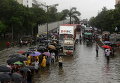 Люди идут по затопленным дорогам после ливней в Мумбаи, Индия