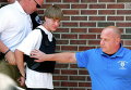 Полиция ведет подозреваемого в стрельбе Дилана Руфа в здание суда в Шелби, Северная Каролина, США