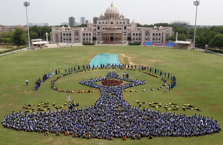 Студенты сделали изображение символа Дня Йоги в Ахмедабаде, Индия