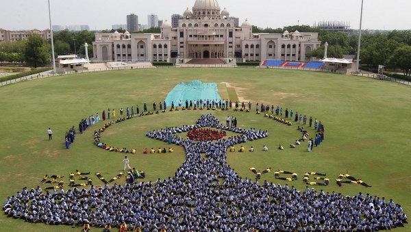 Студенты сделали изображение символа Дня Йоги в Ахмедабаде, Индия