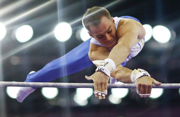 Украинец Олег Верняев на турнике во время мужских соревнований по гимнастике в финале на Европейских Играх в Баку, Азербайджан