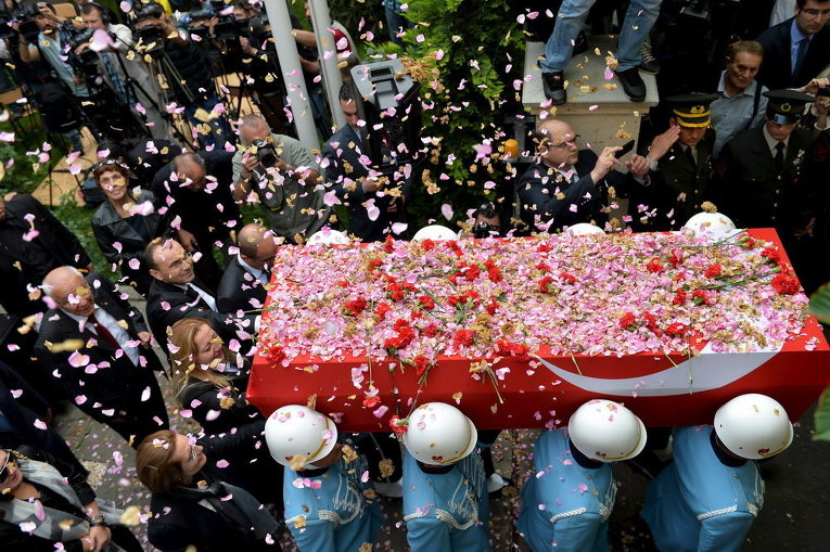 Солдаты несут гроб бывшего президента Турции Сулеймана Демиреля во время его похорон в Анкаре, Турция
