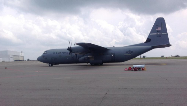 Военный самолет США, на котором прибыл сенатор Джон Маккейн в Днепропетровск