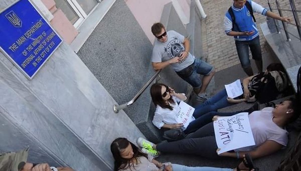 В Киеве прошел лежачий протест против задержания подозреваемых в убийстве Бузины