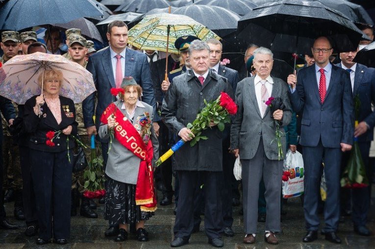 Петр Порошенко возложил цветы к могиле Неизвестного солдата в Киеве