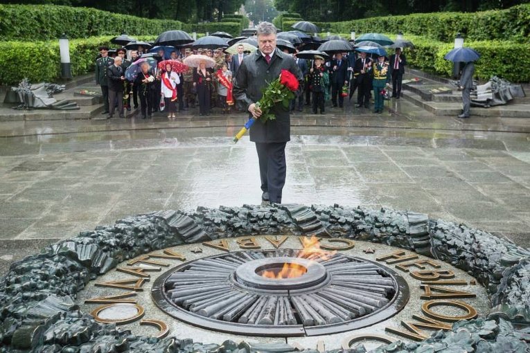 Петр Порошенко возложил цветы к могиле Неизвестного солдата в Киеве