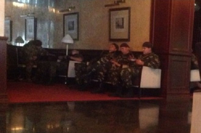 Бойцы УБОП в холле отеля Националь в Харькове