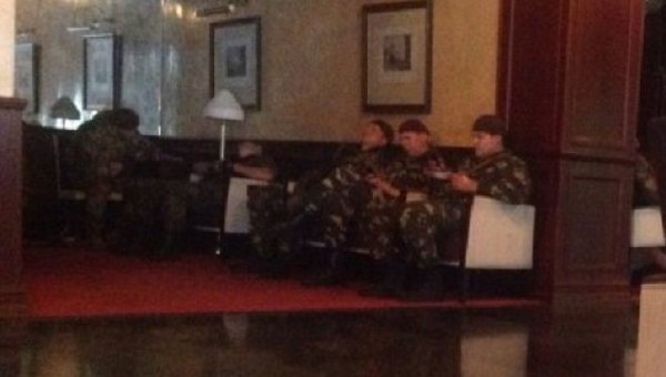 Бойцы УБОП в холле отеля Националь в Харькове