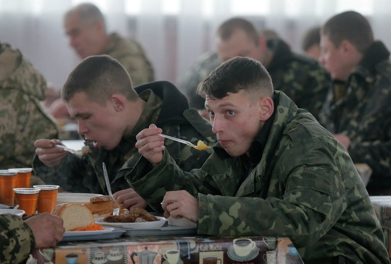 Недавно мобилизованные украинские солдаты на базе Десна близ Киева