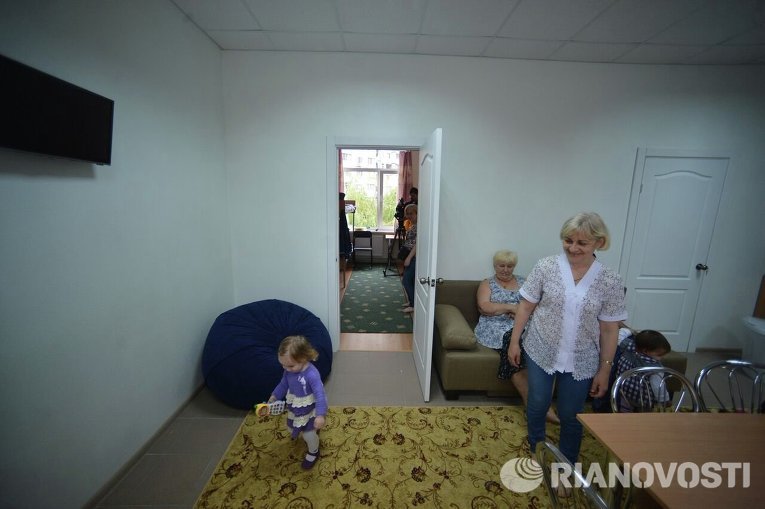 Кличко и Пайетт открыли центр для переселенцев в Киеве