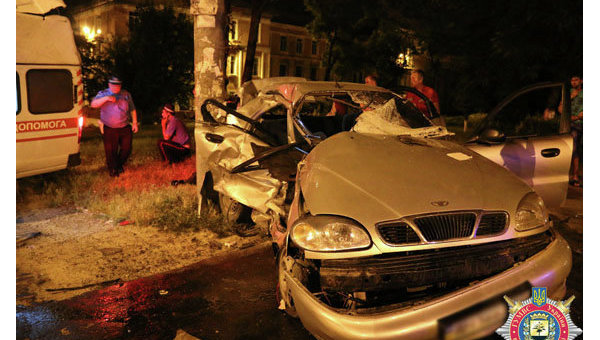 Автомобиль, разбитый в ДТП с бойцами Азова в Мариуполе