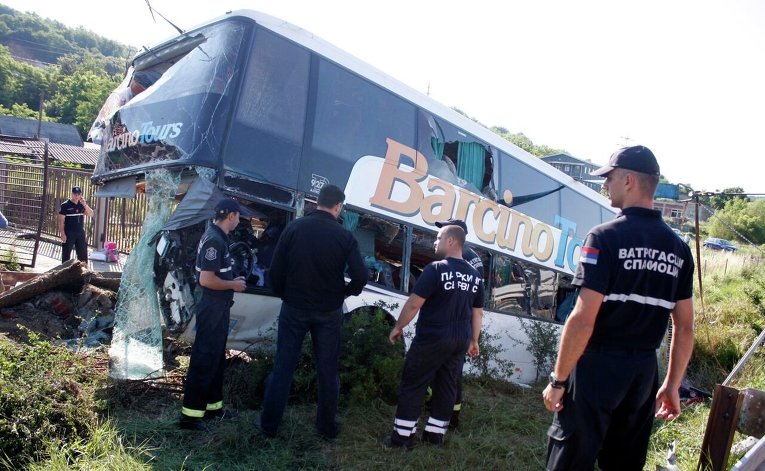 На месте аварии туристического автобуса недалеко от столицы Сербии Белграда