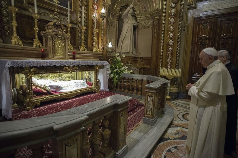 Римский Папа Франциск молится перед могилой святого Иоанна Боско в Турине