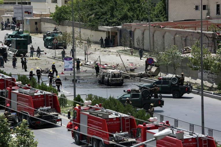 Афганские силы безопасности на месте нападения смертника на полицию недалеко от парламента страны.