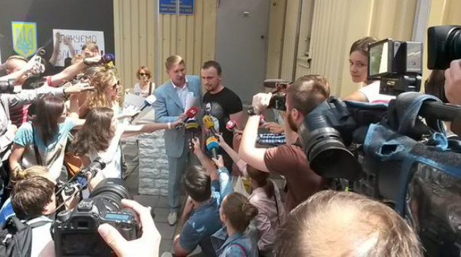Денис Полищук на выходе из киевского следственного изолятора