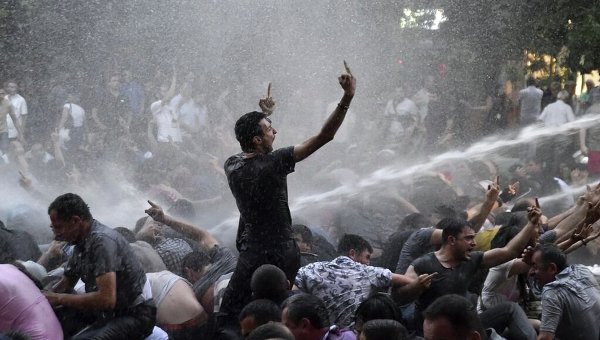 Протестующие во время разгона полицией в Ереване