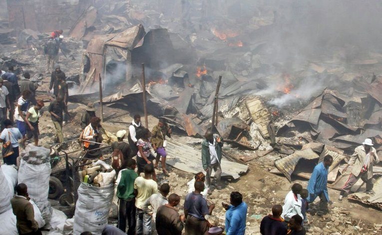 Пожар уничтожил рынок в Кении, который продает в основном б/у одежду