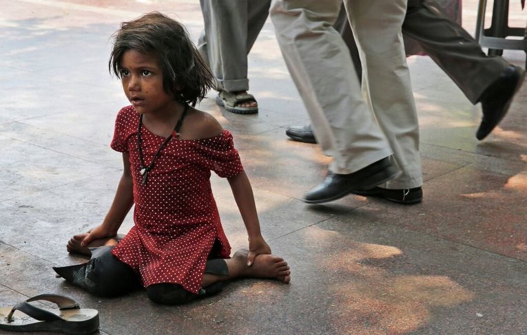 В Индии множество детей, которые живут в ужасающей нищете, спят на тротуарах.