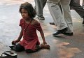В Индии множество детей, которые живут в ужасающей нищете, спят на тротуарах.
