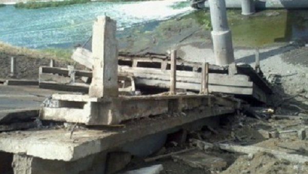Разрушенный мост, который соединял поселки Павлополь и Орловский Волновахского района возле Мариуполя