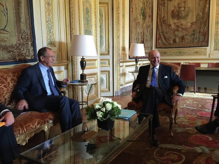 Глава МИД России Сергей Лавров и глава МИД Франции Лоран Фабиус на переговорах в Париже 23 июня 2015 г.