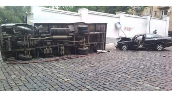 В центре Львова перевернулся грузовик с водкой