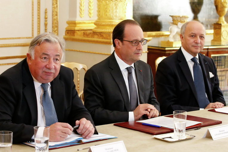 Президент Сената Франции Жерар Ларше, президент Франции Франсуа Олланд и министр иностранных дел Франции Лоран Фабиус на заседании в день после откровений WikiLeaks о том, что США шпионят за французским президентом