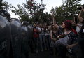 Протестующие бросают лепестки роз в полицию во время акции протеста в Ереване, Армения