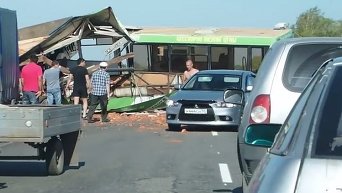 Момент столкновения автобуса и грузовика в Омске