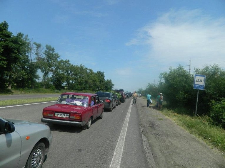 Очередь из автомобилей на трассе Мариуполь - Донецк