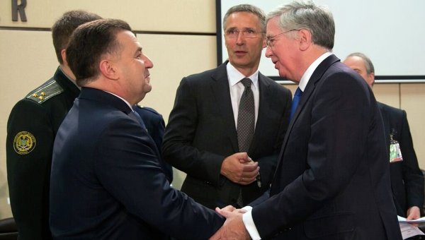 Министр обороны Украины Степан Полторак (слева), генсек НАТО Йенс Столтенберг (в центре) и министр обороны Британии Майкл Фэллон (справа)