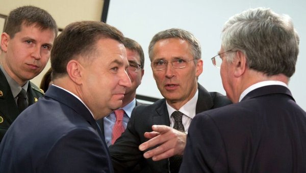Министр обороны Украины Степан Полторак (слева), генсек НАТО Йенс Столтенберг (в центре) и министр обороны Британии Майкл Фэллон (справа)