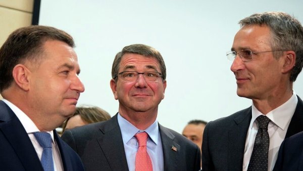 Министр обороны Украины Степан Полторак (слева), министр обороны США Эштон Картер (в центре) и генсек НАТО Йенс Столтенберг (справа)