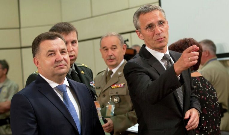 Министр обороны Украины Степан Полторак и генеральный секретарь НАТО Йенс Столтенберг